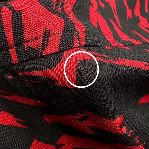 Cuidado Con el Perro | Men | Black Red Abstract Camp Button Up Shirt | Medium - Picture 9 of 9